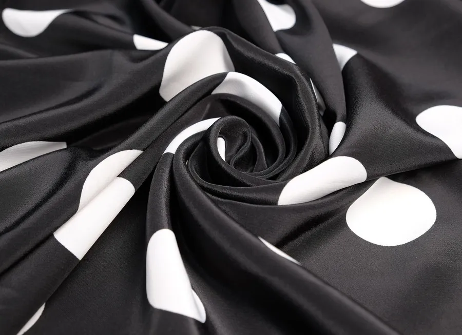 Ткань шелк горох крупный черно-белый ш 1,5 (пэ 100%)