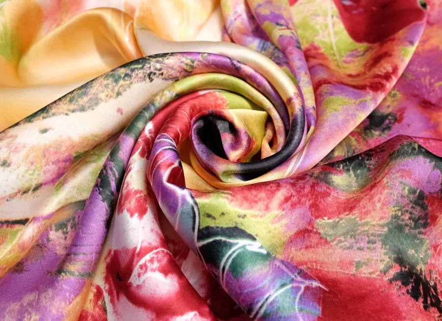 Ткань атлас с принтом розы крупные бордово-персиковый ш 1,1 (шелк 100%)