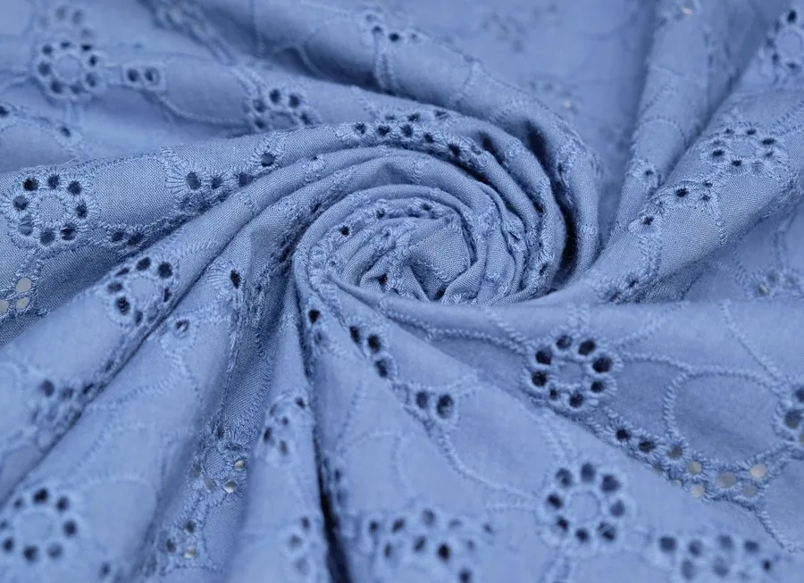 Ткань шитье цветы т.голубой ш 1,35 (хлопок 100%)