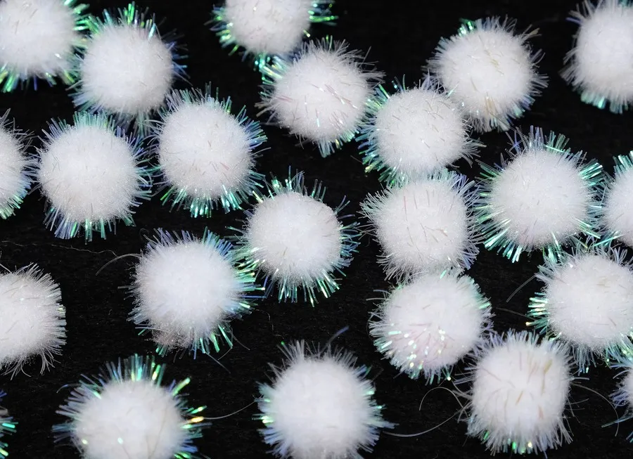 Помпон декоративный с люриксом белый