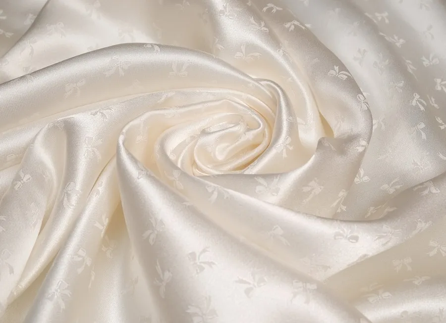 Ткань жаккард  бантики молочный ш 1,1 (шелк 100%)