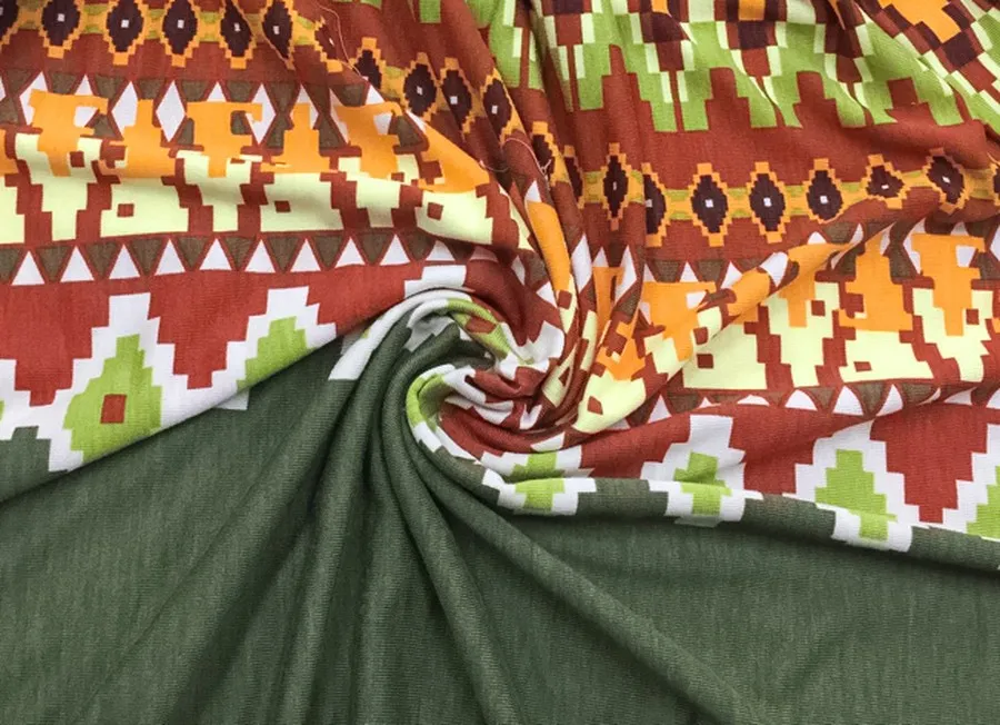 Ткань трикотаж орнамент кирпично-зеленый ш 1,5 (вискоза 100%)