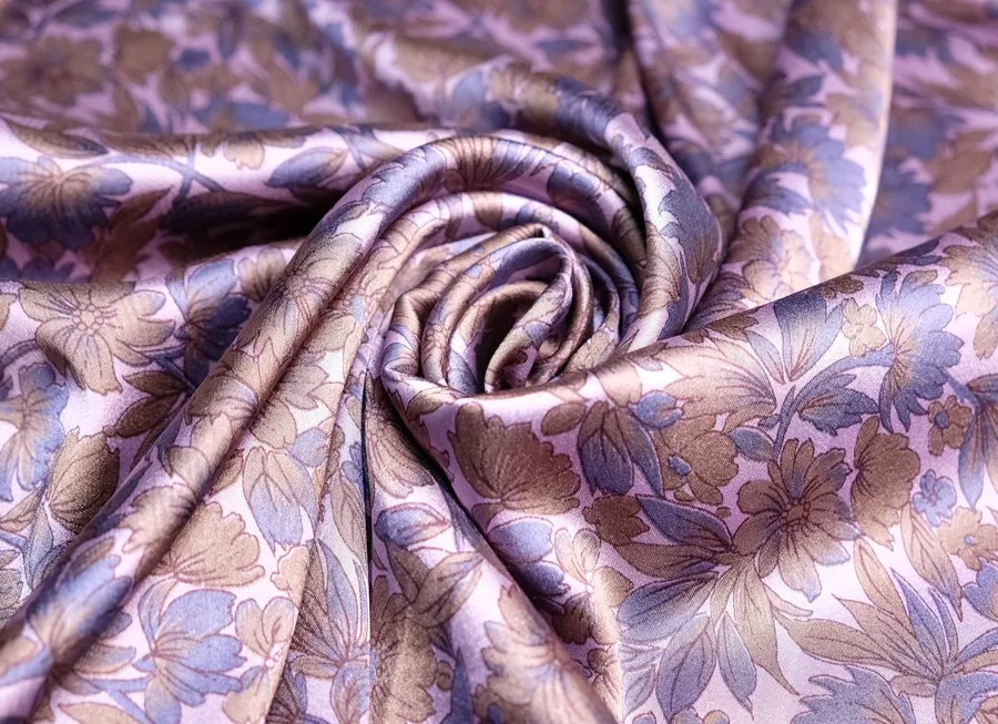 Ткань атлас с принтом цветы сине-фиолетовый ш 1,1 (шелк 100%)