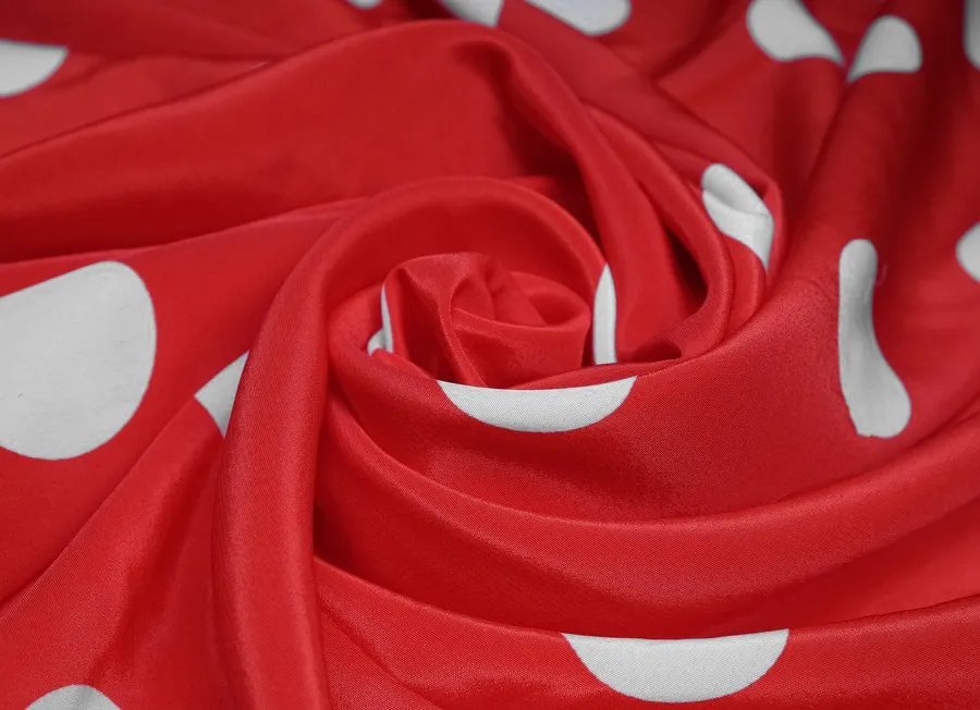 Ткань шелк горох крупный бело-красный ш 1,5 (пэ 100%)
