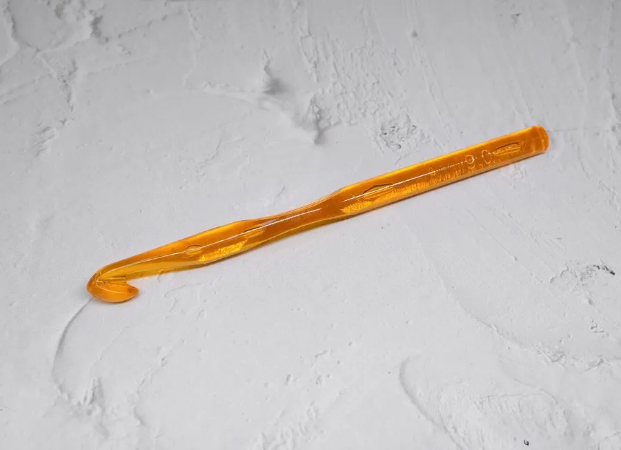 Крючок для вязания  (пластик) №8 -15мм  15см