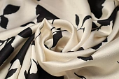 Атлас-креп цветы бело-черный ш 1,5 (пэ 98% эл 2%) 